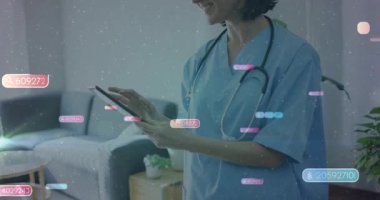 Hastane odasında yüzen veri animasyonlarıyla tablet kullanan bir sağlık uzmanı. Teknoloji, yenilik, tıp, dijital, fütürist