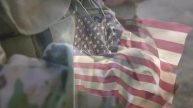 El ele tutuşan Amerikan bayrağı, birliğin animasyonla sembolü. Vatanseverlik, ordu, destek, müttefik, işbirliği, yoldaşlık