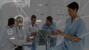 Hasta verileri, hastane ortamında dijital animasyon kullanan tıbbi ekip. Sağlık, teknoloji, yenilik, işbirliği, takım çalışması, profesyoneller