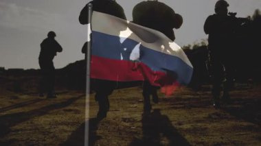 Rus bayrağıyla kaplanmış askerler dışarıda animasyon etkisi yaratıyor. Ordu, vatanseverlik, birlik, ordu, savunma, ulusal