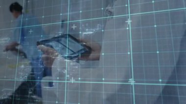 Dijital ızgaralı tablet kullanan tıp uzmanları hastanedeki verileri analiz ediyorlar. Sağlık, teknoloji, yenilik, işbirliği, analiz, veri güdümlü