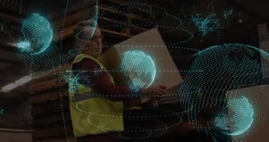 Tutma kutusu, dijital küresi ve ağ animasyonu olan bir depo çalışanı. Lojistik, tedarik zinciri, teknoloji, bağlantı, dijital hale getirme, otomasyon