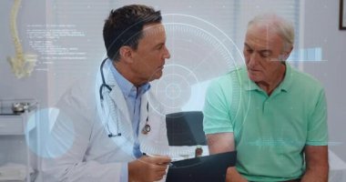 Doktor yaşlı adamla konuşuyor, fütüristik veri işleme animasyon örtüsü. Sağlık, teknoloji, danışma, yenilik, yaşlılar, veri analizi