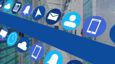 Fütürist sunucu odasında altıgen desenleri ve animasyonu olan yüzen dijital simgeler. Teknoloji, yenilik, ağ, veri, siber alan, bağlantı