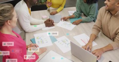 Masada işbirliği, sosyal medya simgeleriyle animasyon kullanan çeşitli takımlar. Takım çalışması, işbirliği, beyin fırtınası, dijital, yaratıcılık, yenilik