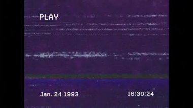 PLAY, tarih ve zaman kaplamalı retro VHS kaset efektini gösteren animasyon. Klasik, analog, arıza, nostalji, 80 'ler, 90' lar