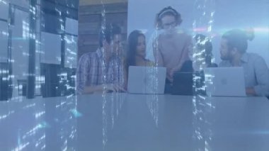 Çeşitli takımlar dijital veri işleme animasyon örtüsüyle ofiste işbirliği yapıyor. Takım çalışması, işbirliği, şirket, iş, yenilik, teknoloji