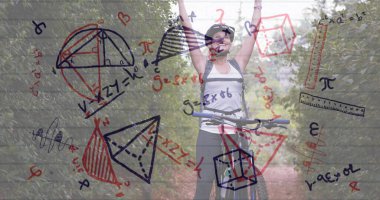 Doğada dijital matematik grafikleriyle çevrili bir kadın bisikletle kutlama yapıyor. Bisiklet, kutlama, teknoloji, matematik, açık hava, başarı