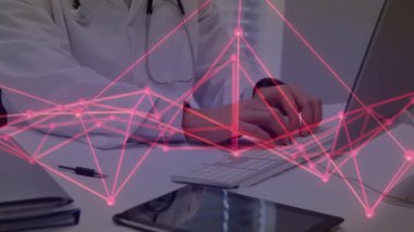 Klavyede daktilo, hastane ofisinde dijital ağ animasyonu yapan doktor. Tıbbi, sağlık, teknoloji, yenilik, iletişim, profesyonellik