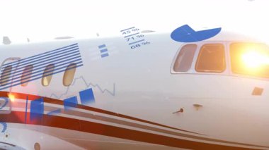 Küresel haritayı kaplayan mavi veri grafikleri olan uçağın dış görüntüsü. Havacılık, teknoloji, ulaşım, fütüristik, yenilik, dijital