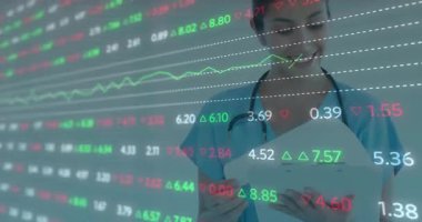 Borsa veri animasyonu ile gülümseyen sağlık uzmanı ofiste. Finans, iş, takım çalışması, analitik, teknoloji, analiz