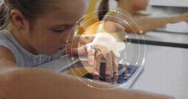 Okulda, çocuk dijital küre ve veri grafiklerinin animasyonuyla tablet kullanıyor. Eğitim, teknoloji, yenilik, e-öğrenme, gelecek, sanal