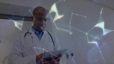 Dijital dünya haritası kaplamalı tablet, ofis ortamında doktor. Teknoloji, sağlık, yenilik, tıp, analiz, teşhis