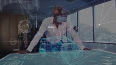 Ofiste, dijital araba tasarımı animasyonlu sanal gerçeklik kulaklığı kullanan bir adam. yenilik, teknoloji, dijital dönüşüm, otomotiv, simülasyon, fütüristik