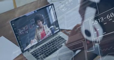 Dizüstü bilgisayardan animasyon izlemek, okulda kulaklık takan ve veri aktarımı yapan biri. Teknoloji, eğitim, dijital, e-öğrenme, yayın, multimedya