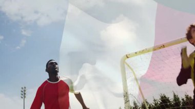 Kutlama golü, kolları mavi gökyüzüne dönük atlayan futbolcu. Zafer, zafer, atletik, kutlama, başarı, sportmenlik