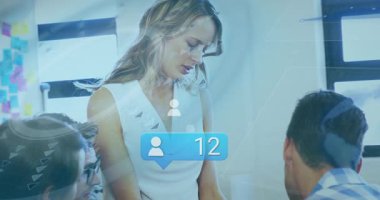 Sosyal medya etkileşim simgeleriyle işbirliği yapan iş ekibi animasyonu örtüyor. İşbirliği, takım çalışması, dijital pazarlama, ağ oluşturma, yaratıcılık, yenilik