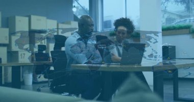 Dijital dünya haritasıyla animasyon kullanan iş adamları. takım çalışması, teknoloji, küresel, işbirliği, beyin fırtınası, yenilik