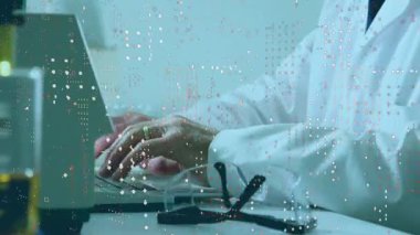 Veri analiz ediliyor, laboratuvar önlüklü bilim adamı ve okul laboratuarında periyodik tablosu var. Bilim, araştırma, deney, analiz, kimya, eğitim