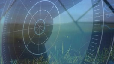 Radar ekran animasyonu, mavi gökyüzü arkaplanlı çimenli arazi üzerinde. İzleme, izleme, tespit, teknoloji, doğa, dijital