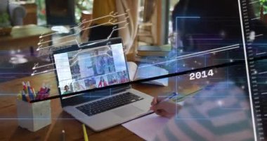 Okul ortamında dizüstü bilgisayardan animasyon notları alıyorum. Eğitim, teknoloji, dijital, öğrenim, sınıf, öğrenim