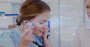 Tıbbi ofiste dijital veri örtüşen animasyonlar kullanan bir sağlık uzmanı. Teknoloji, yenilik, fütüristik, analiz