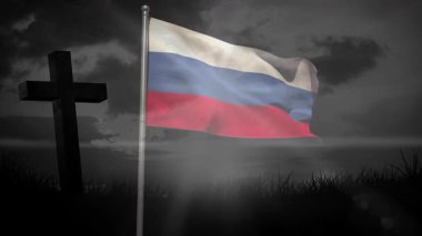 Rus bayrağı çapraz siluetin yanında dalgalanıyor. Arka planda dramatik bulutlu bir gökyüzü. Vatanseverlik, milliyetçilik, maneviyat, din, atmosfer, bulutlu