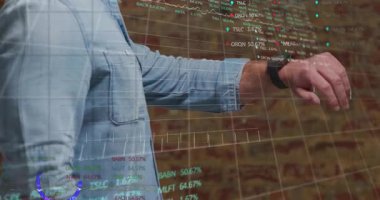 Dijital finansal verilerle ve grafiklerle, kot gömlek giyen kişilerle etkileşim. Finans, analiz, teknoloji, yatırım, ekonomi, hisse