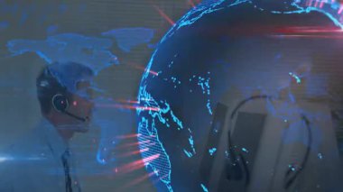 Dijital dünya animasyonuyla çalışmak, işadamı ofiste hologram haritası kullanıyor. Teknoloji, yenilik, fütüristik, holografik, küresel, sanal