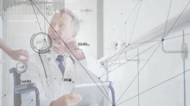 Tıp ortamında veri işleme animasyonu olan tablet kullanan bir doktor. Sağlık, teknoloji, yenilik, dijital, analiz, fütüristik