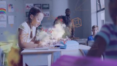 Okulda, çocuklar animasyon matematiksel denklemler ve diyagramlarla çalışırlar. Eğitim, öğrenim, matematik, sınıf, öğrenciler, akademisyenler