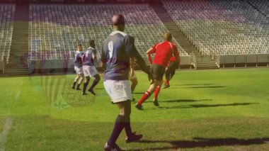 Sahada, rugby oyuncuları animasyon örtüsüyle hareket halindeler, spor enerjisi sergiliyorlar. Atletizm, rekabet, dinamik, takım çalışması, hareket