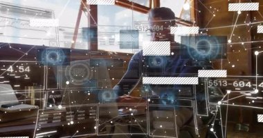 Dizüstü bilgisayarda çalışan bir adam okul ortamında animasyon teknolojisi arayüzü kullanıyor. dijital, öğrenci, eğitim, yenilik