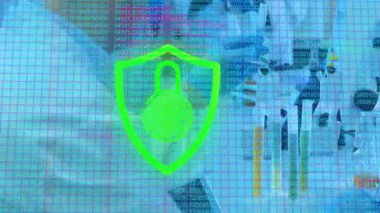 Ofiste, dijital parmak izi ve ekrandaki veriler üzerinde kırmızı kilit simgesi. Siber güvenlik, kimlik denetimi, teknoloji, gizlilik, veri koruması, şifreleme