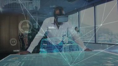 Sanal gerçeklik kulaklığı kullanarak, adam araba dizaynının animasyonunu metinle izliyor. artırılmış gerçeklik, yenilik, otomobil, teknoloji, 3D, fütüristik