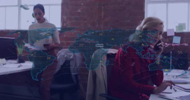 Modern ofiste, çalışanların üzerinde veri noktaları olan dünya haritasının animasyonu. Teknoloji, yenilik, küresel, kurumsal, dijital, takım çalışması