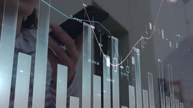 Piyasa eğilimlerini analiz etmek, finansal veri animasyonlu akıllı telefon kullanan kişi. Finans, teknoloji, yatırım, iş, analitik, ekonomi