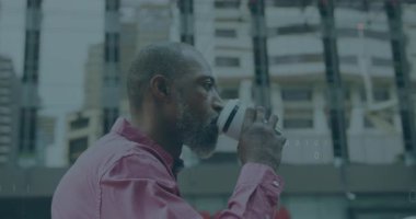 Dijital ikili kod animasyonuyla kahve içen bir adam şehir geçmişini gizliyor. Teknoloji, fütüristik, yenilik, şehir manzarası, içecek, yaşam tarzı