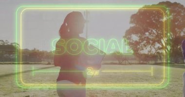 Beyzbol oynayan, SOCIAL 2 m metin animasyonu olan insanlar ekranda. Spor, eğlence, takım çalışması, rekabet, atletik, açık hava