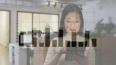 Finansal grafikleri analiz etmek, iş kadını verileri modern ofis animasyonunda işlemek. finans, analitik, veri analizi, şirket, teknoloji, meslek