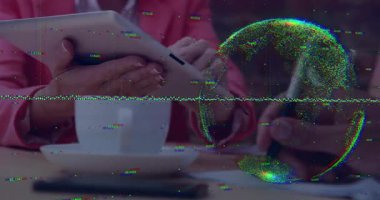 Tablet ve belgelerle iş birliği yapan insanların dijital dünya animasyonu. Teknoloji, takım çalışması, yenilik, işbirliği, iş dünyası, fütüristik