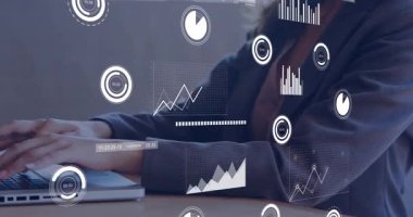 Dizüstü bilgisayarda yazmak, verileri animasyon grafikleriyle analiz etmek. Teknoloji, dijital, analiz, yenilik, bilgi, iş