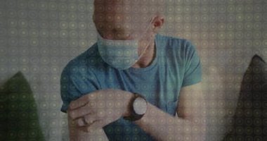 Maske takıyor, omzuna dokunuyor, arka planda dairesel animasyonlar yapıyor. Koruma, sağlık, güvenlik, geometrik, soyut, teknoloji