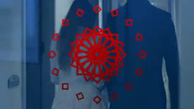 Loş ışıklı koridorda yürürken, ofis binasında animasyon tartışan iki kişi. İş, işbirliği, iletişim, işyeri, şirket, sohbet