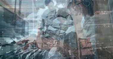 Ofiste çalışan insanlar üzerinde geometrik şekiller ve veri işleme animasyonu. Teknoloji, yenilik, işbirliği, takım çalışması, dijital, analitik