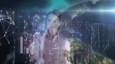 Fütürist animasyonlarla etkileşim, iş kadını ofisteki dijital grafikleri analiz ediyor. Teknoloji, yenilik, analitik, profesyonel, veri