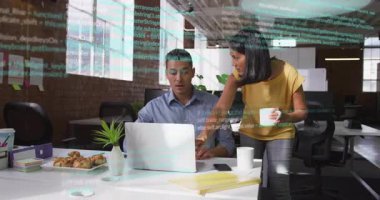 Ofiste dijital kod animasyonuyla iş birliği yapan iş adamları. Takım çalışması, işbirliği, şirket, teknoloji, yenilik, beyin fırtınası