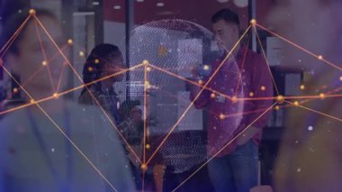 Ofisteki insanlar üzerinde bağlantılar ve veri işleme animasyonu ağı. Teknoloji, ağ, iletişim, takım çalışması, dijital, iş