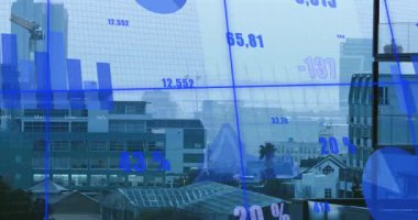 Şehir manzarası üzerinde mavi finansal grafikler ve veri işleme animasyonu. Finans, analitik, teknoloji, iş, fütüristik, büyüme
