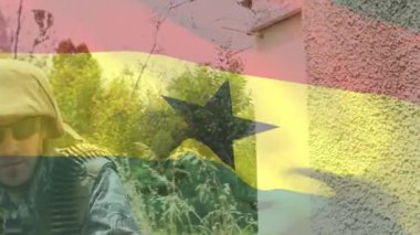 Nişan alma tüfeği, kamuflaj teçhizatlı asker ve Gana bayrağı animasyonu. Ordu, vatanseverlik, ordu, savaş, ateşli silah, ulusal bayrak